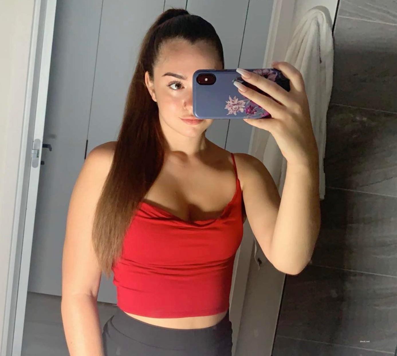 Steamy Amateur Photos of Young Seductress - Explicit Erotic Shots