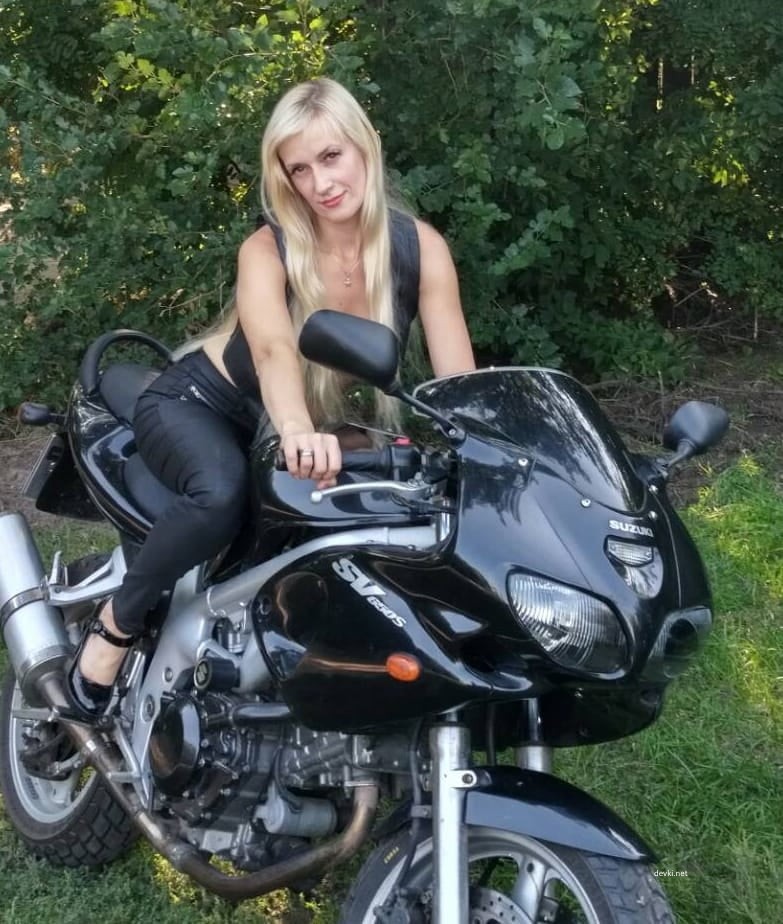 Seductive Blonde Nude Amateur Photo Shoot: Explicit Love Goddess