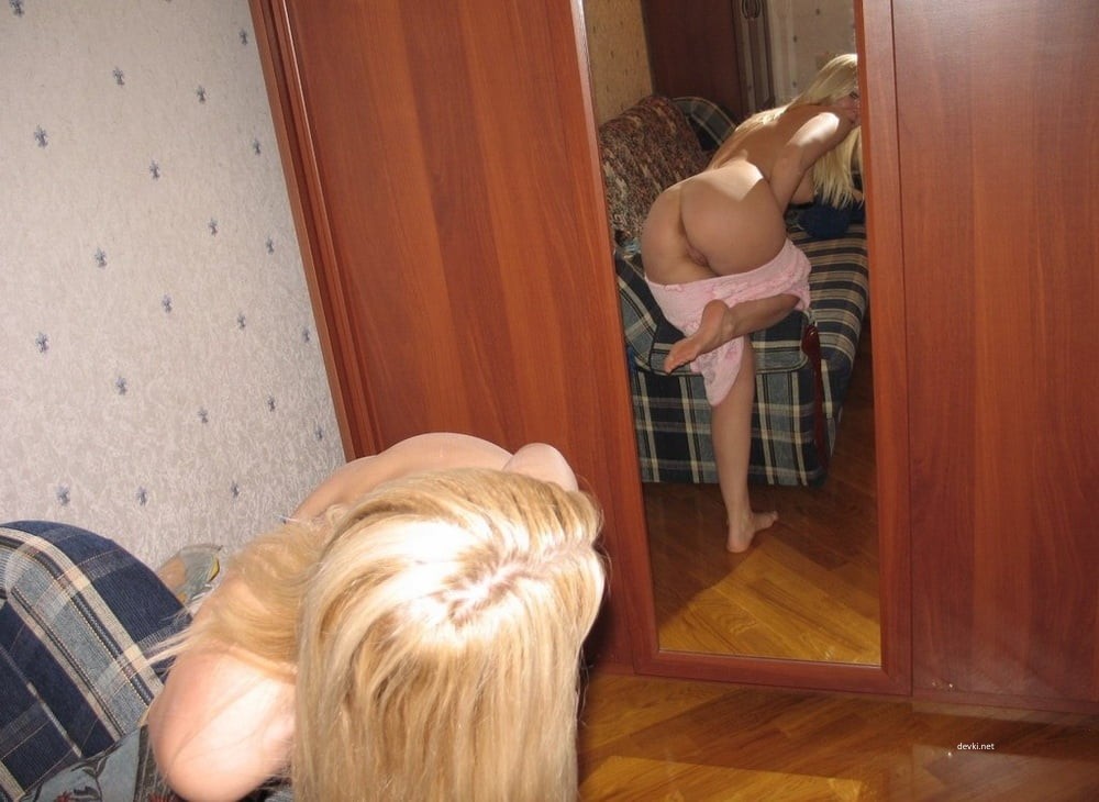 Amateur Nude Mirror Selfies: Explicit Naked Photoshoot