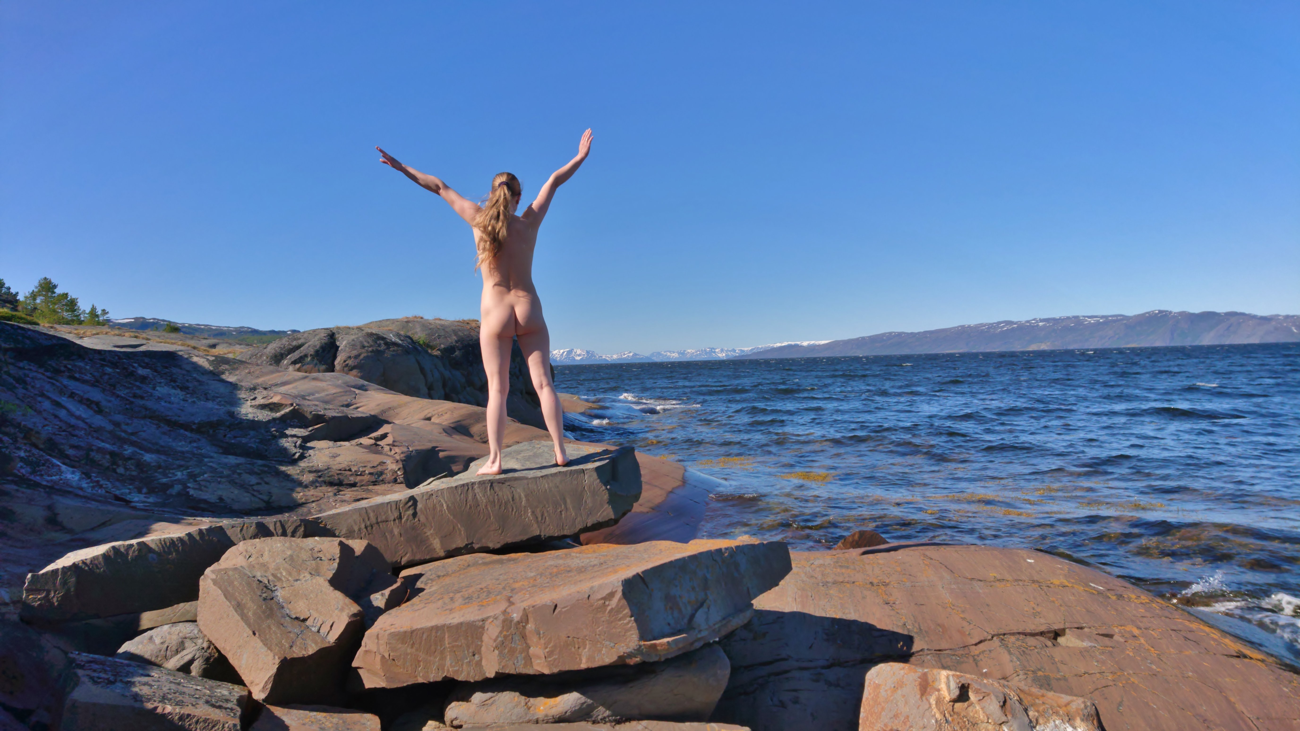 Explicit Amateur Photo: Posing Backside on Rock - Seductive Outdoor Pose