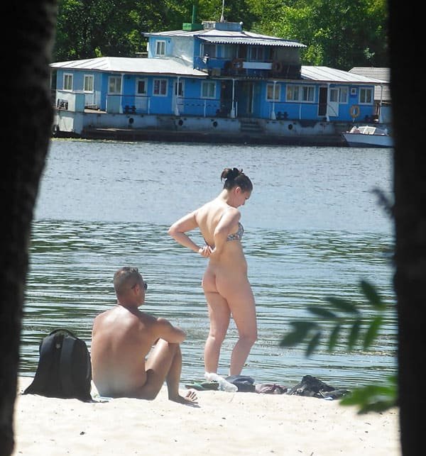 Beach Voyeur Nude Amateur - Explicit Spy Cam Photos