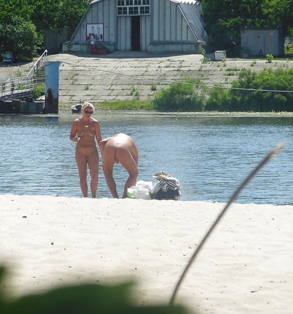 Beach Voyeur Nude Amateur - Explicit Spy Cam Photos