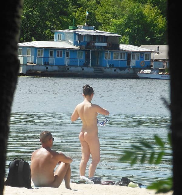 Beach Voyeur Nude Amateur - Explicit Spy Cam Photos