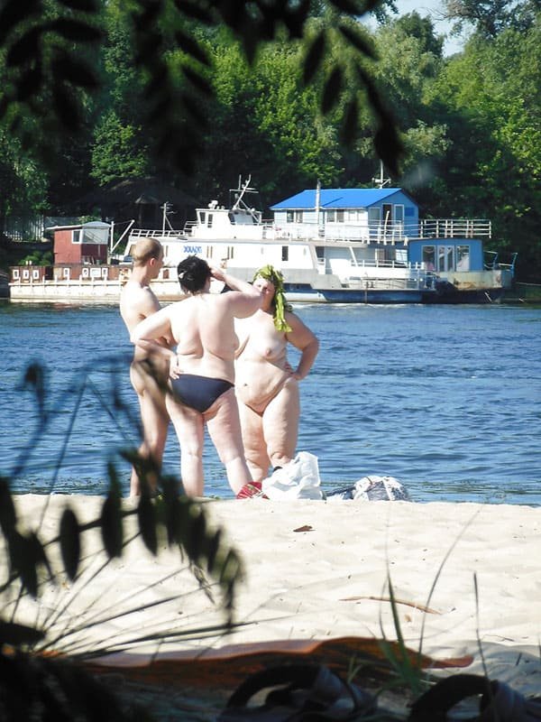 Beach Voyeur Nude Amateur - Explicit Spy Cam Photos