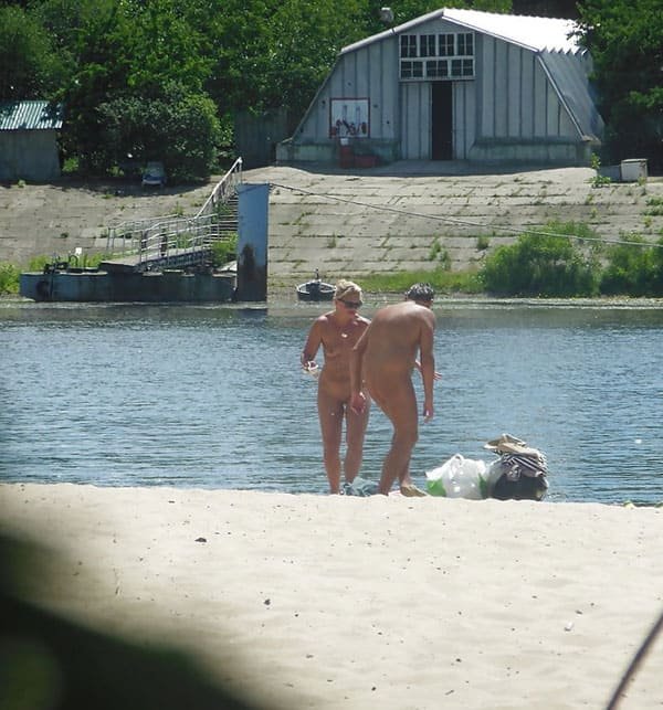 Beach Voyeur Nude Amateur - Explicit Spy Cam Photos