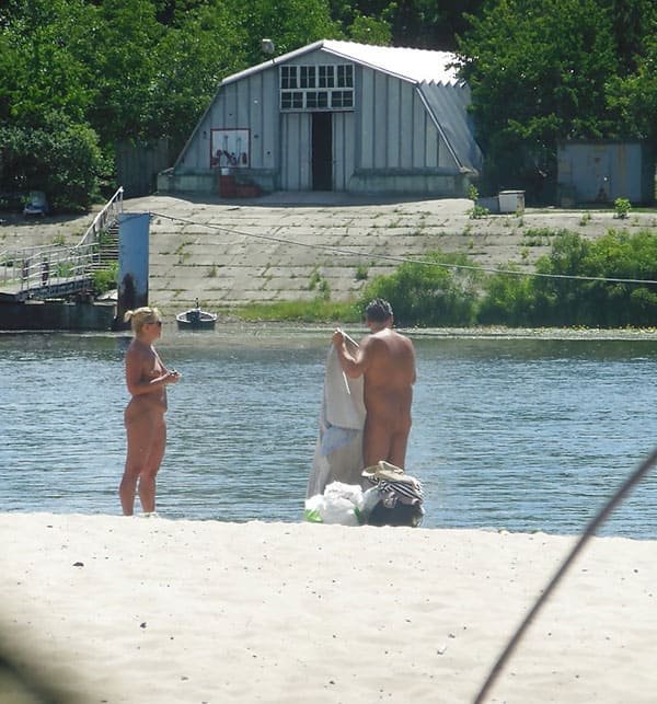 Beach Voyeur Nude Amateur - Explicit Spy Cam Photos