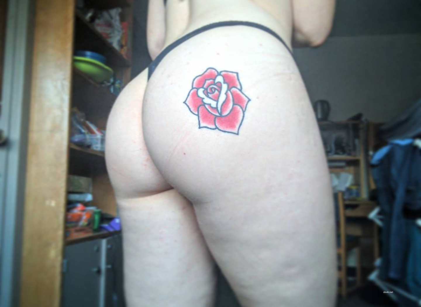 Sexy Girl with Rose Tattoo on Butt: Amateur Explicit Photo