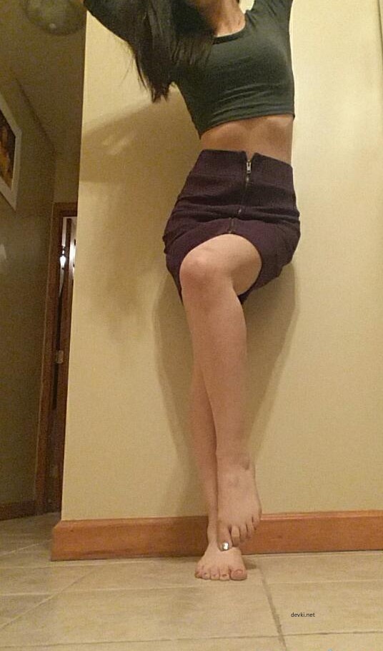 Experienced Nude Girl Poses Boldly for Amateur Photo Shoot