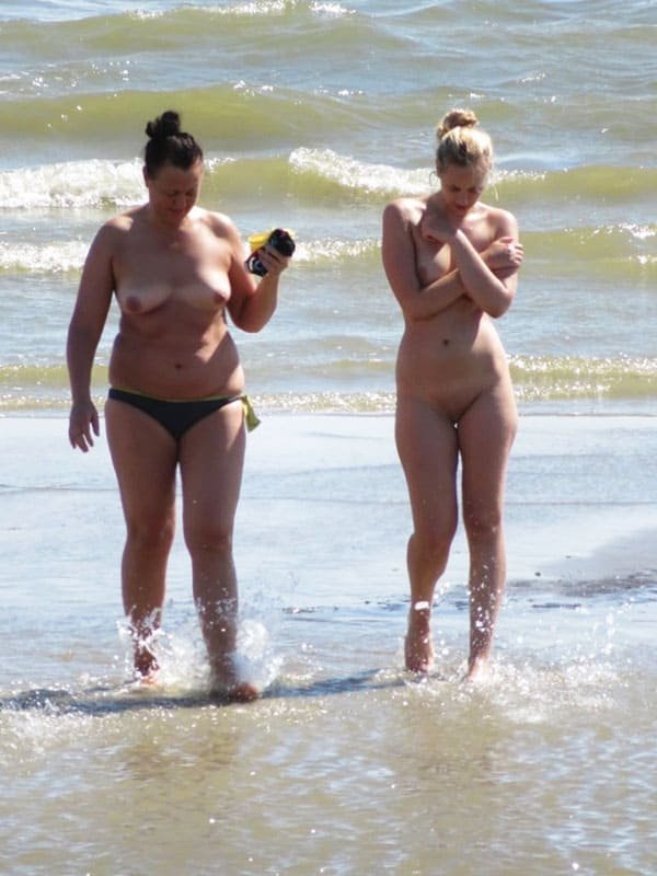 Tiny Nudist Tits: Explicit Amateur Photos of Small Breasts