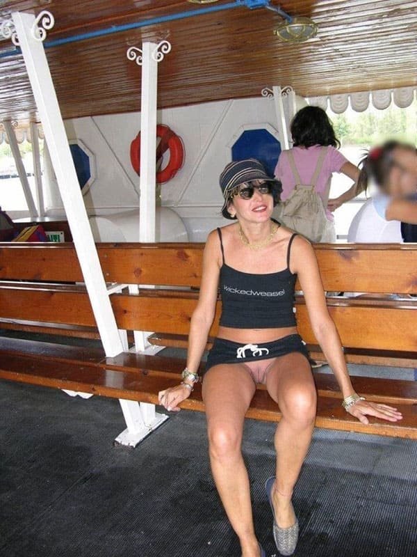 Bare Pussy Flashing: Amateur Vagina Oops Photos