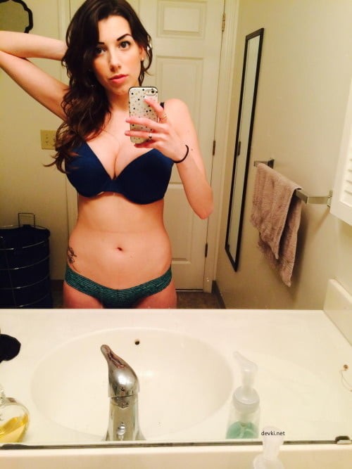 Hot American Girl's Sexy Selfie: Amateur Photo Reveals All