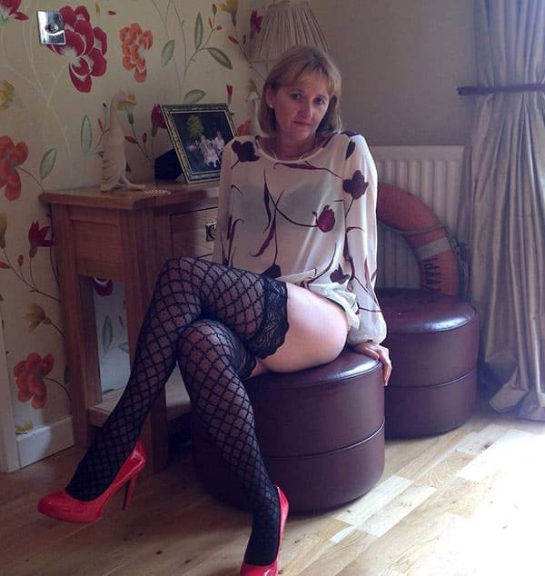 Mature Women in Stockings: Explicit Amateur Photos