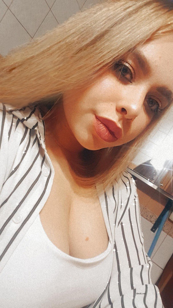 Hot Brunette Babe Exposing Her Wet Pussy - Amateur Explicit Photo