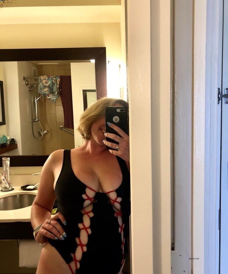 Seductive Beauty with Busty Cleavage: Amateur Photo of Gorgeous Babe