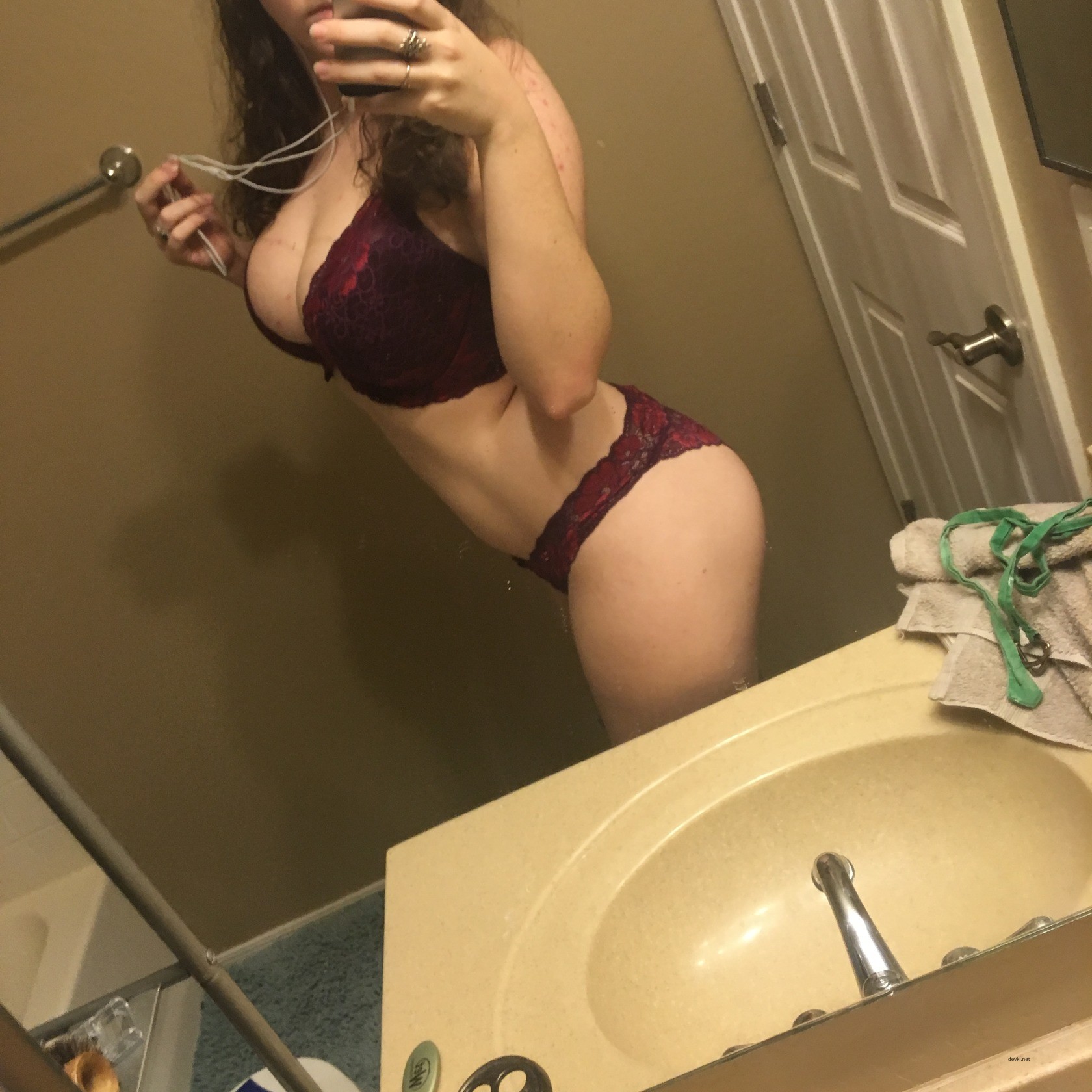 Busty Nude Selfie Babe Poses Explicitly - Hot Amateur Photos