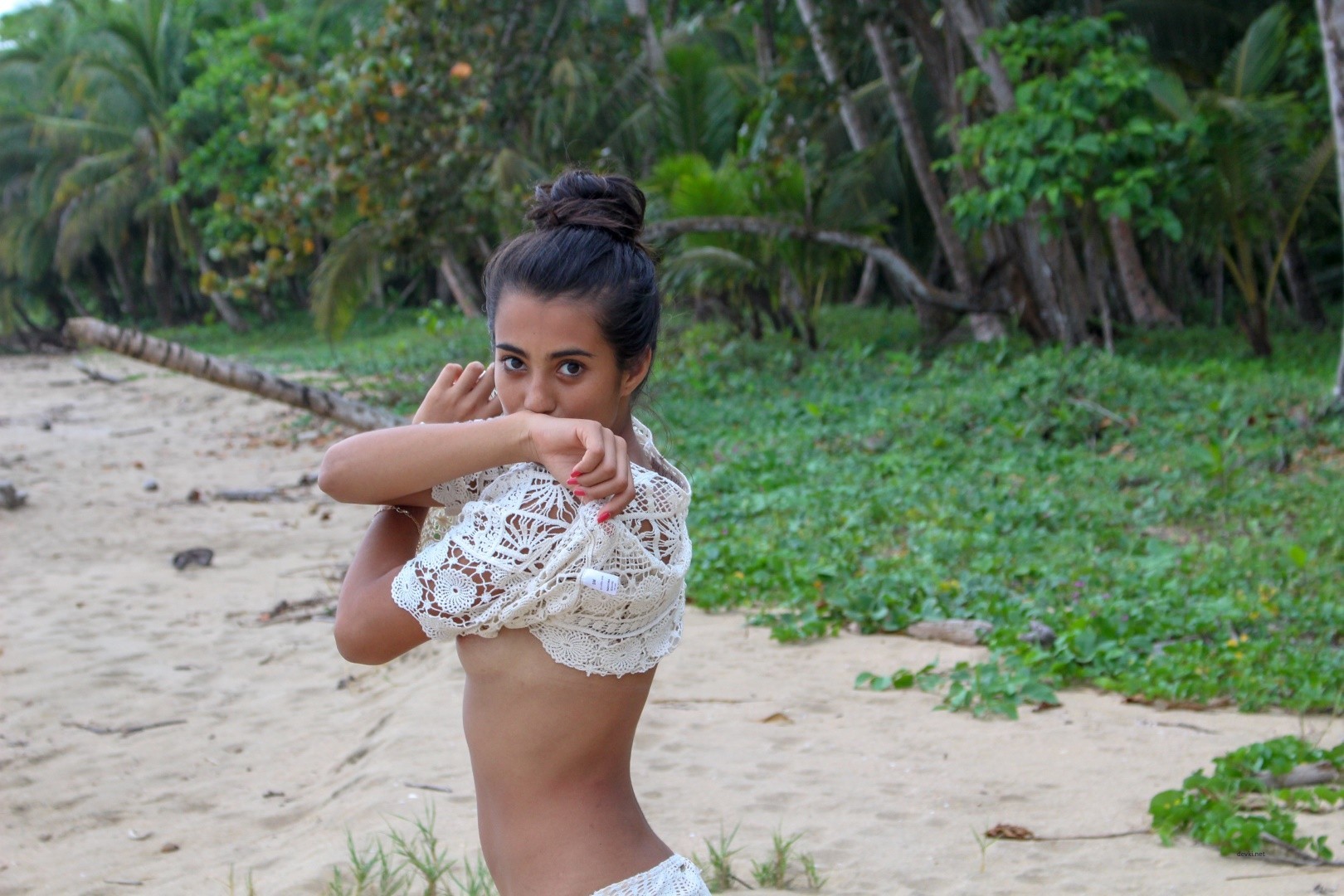 Sultry Amateur Strips Nude on Beach: Explicit Sea Shore Photo