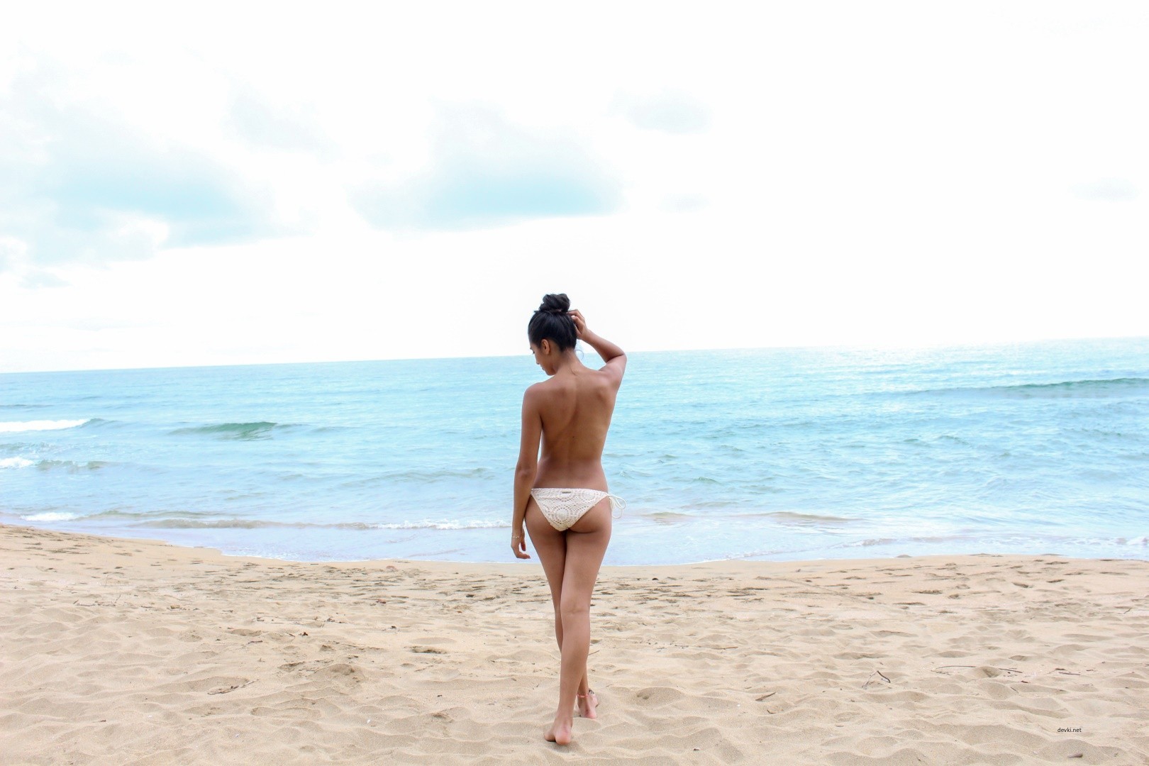 Sultry Amateur Strips Nude on Beach: Explicit Sea Shore Photo