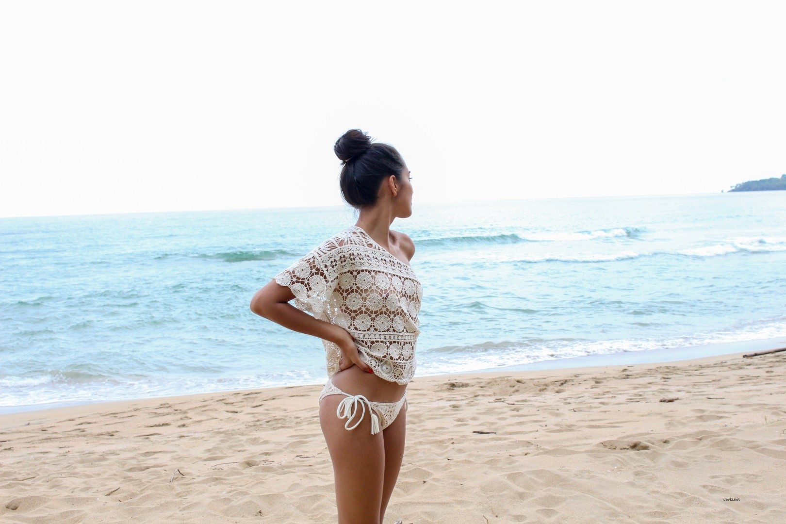 Sultry Amateur Strips Nude on Beach: Explicit Sea Shore Photo