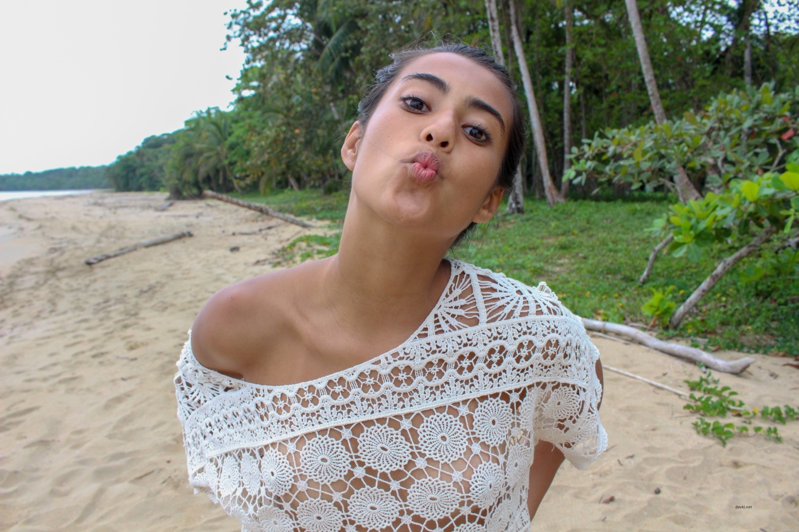 Sultry Amateur Strips Nude on Beach: Explicit Sea Shore Photo