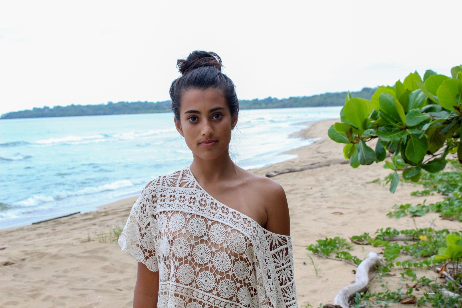 Sultry Amateur Strips Nude on Beach: Explicit Sea Shore Photo