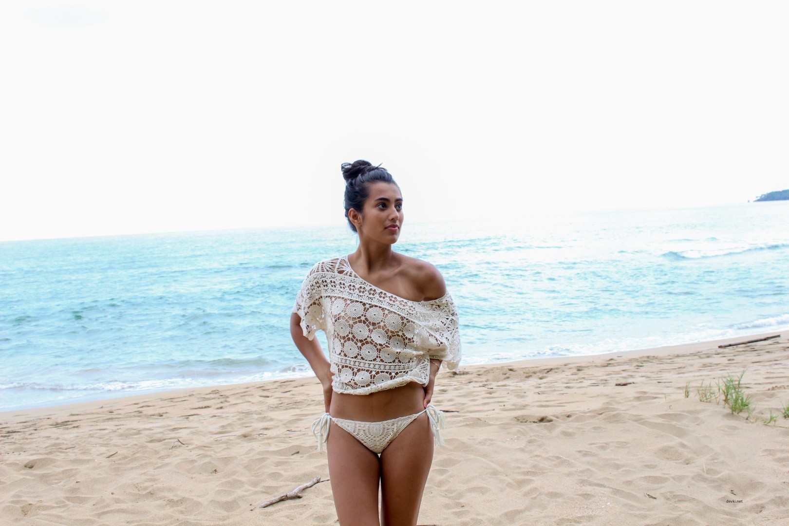 Sultry Amateur Strips Nude on Beach: Explicit Sea Shore Photo