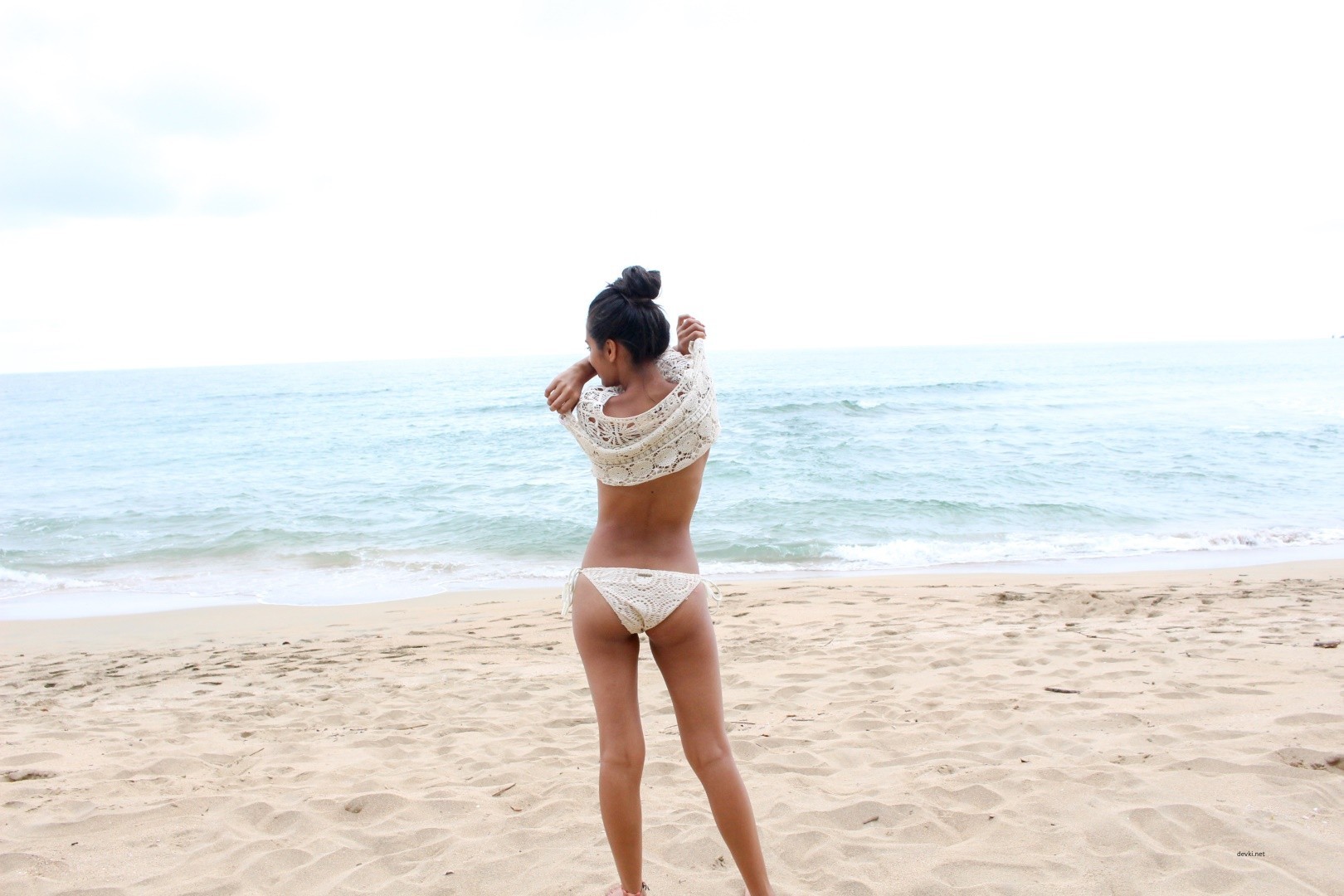 Sultry Amateur Strips Nude on Beach: Explicit Sea Shore Photo