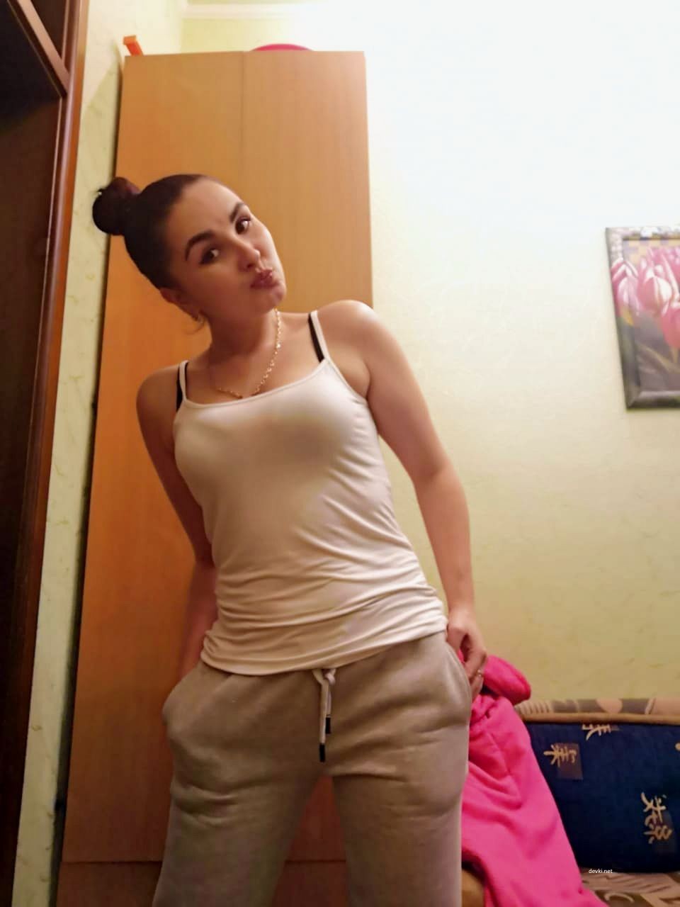 Juicy MILF Poses at Home - Explicit Amateur Photo Shoot