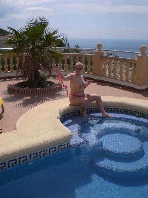 Topless Babes in Pools: Amateur Girls Bare It All