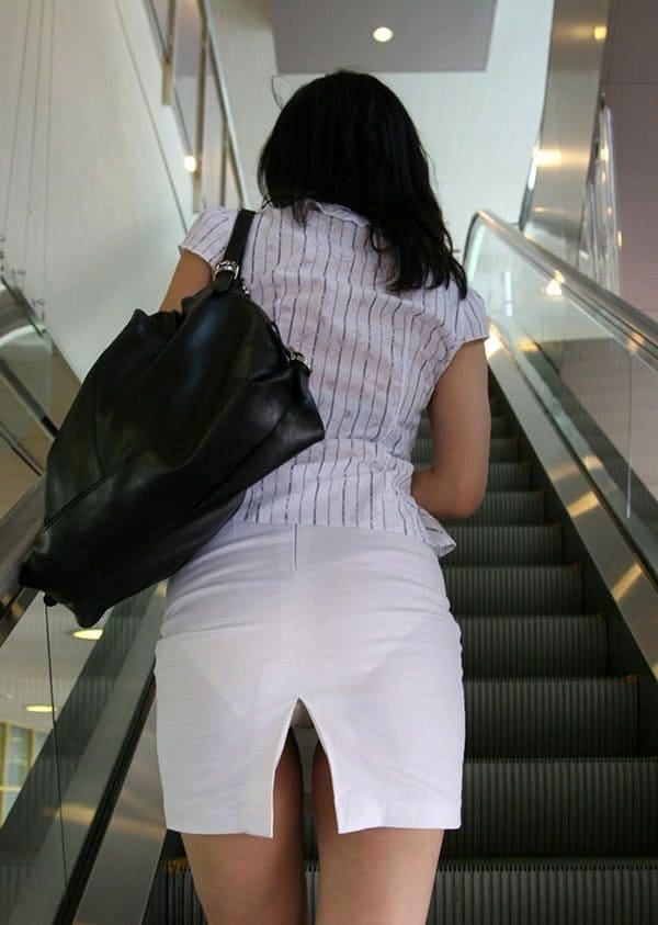 Voyeur Girls on Escalators: Amateur Upskirt Photos