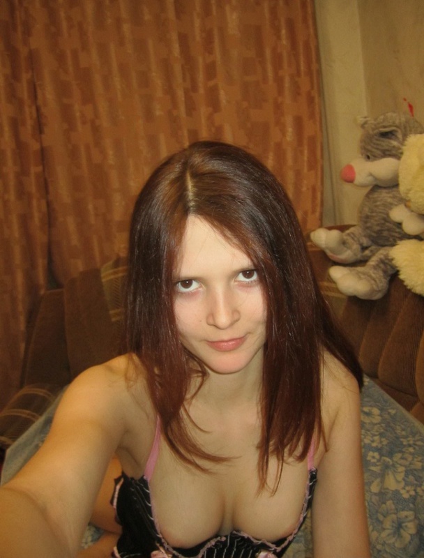 Hot Young Amateur Selfie Addict Poses Explicitly