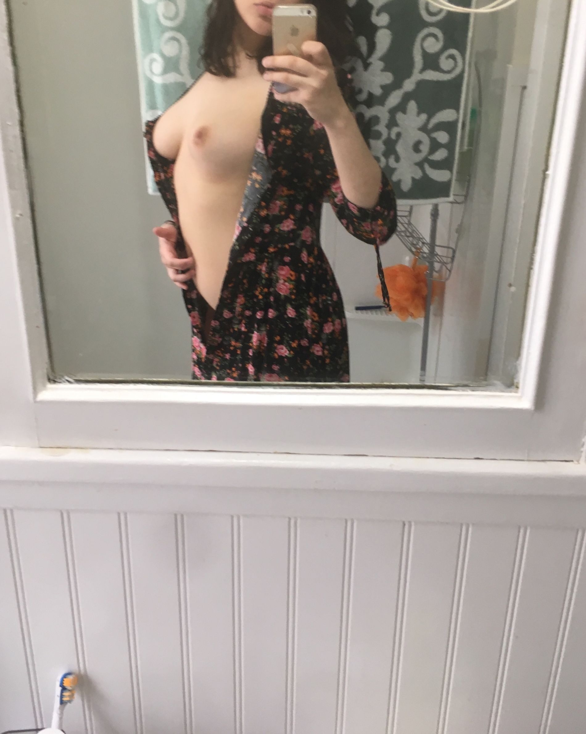 Brunette Strips Down in Amateur Photo Shoot