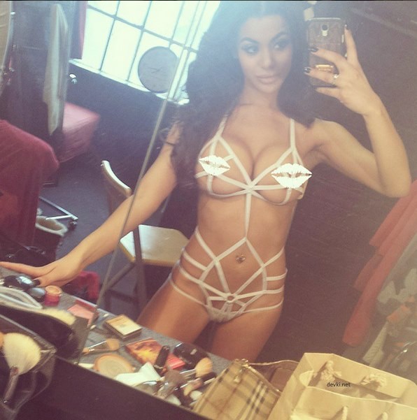 Explicit Nude Photoshoot with Amateur Model Olivia Berzinc