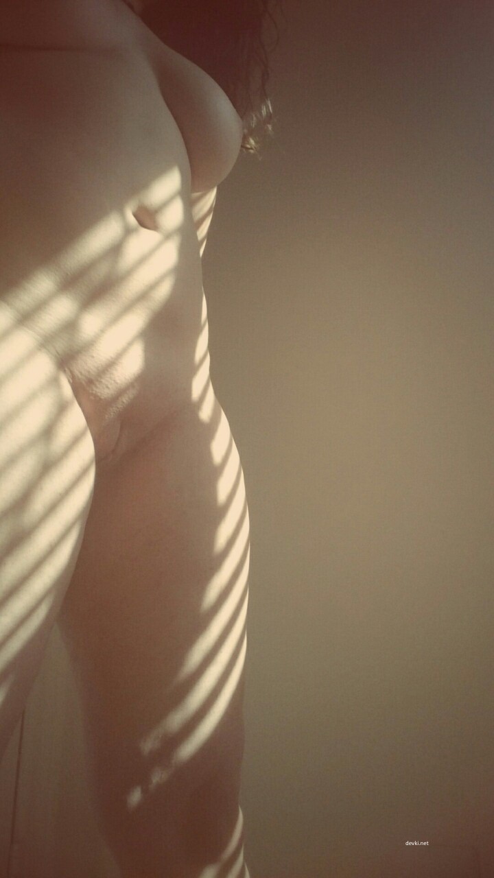 Curvy Amateur Flaunts Body in Explicit Photoshoot