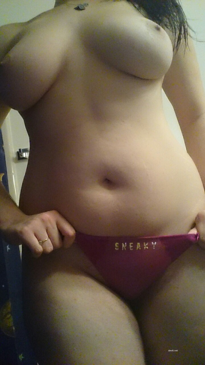 Curvy Amateur Flaunts Body in Explicit Photoshoot