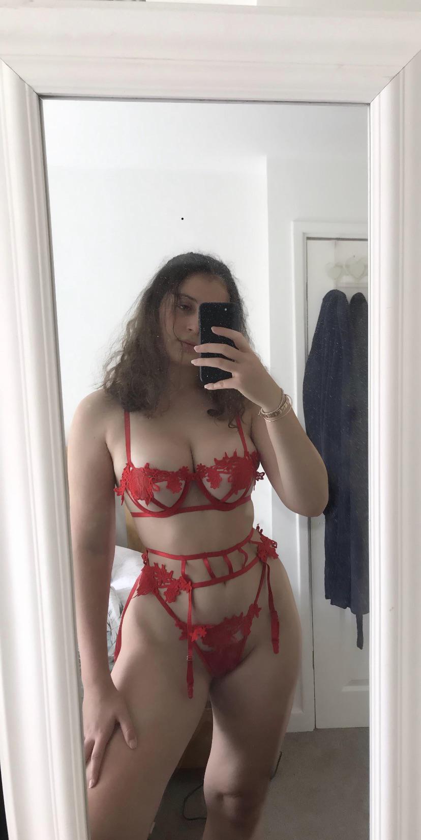 Amateur Busty Selfies: Explicit Photos of Busty Girl