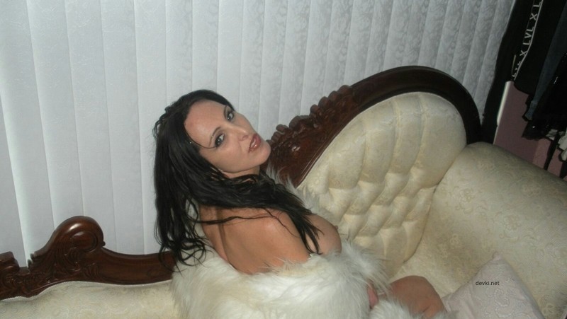 Brunette Babe on Sexy Couch: Hot Amateur Photo Shoot