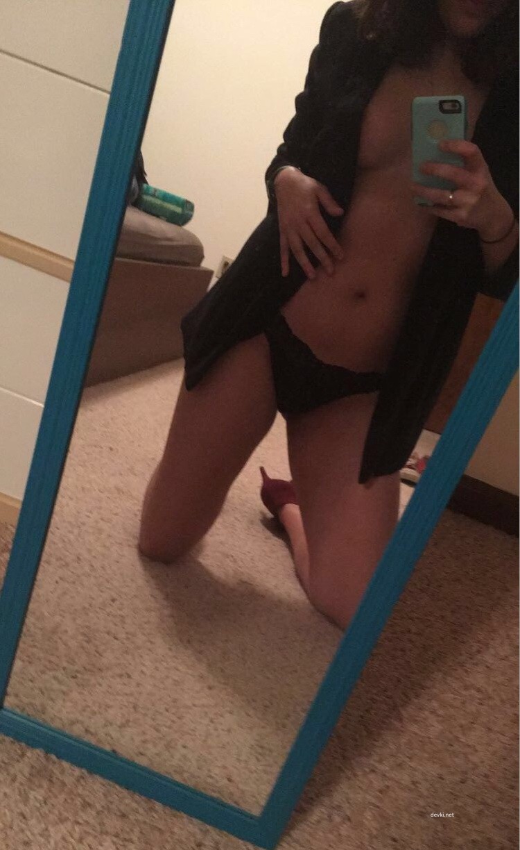 Hot Amateur Girl Fingering Herself - Explicit Solo Masturbation Photos