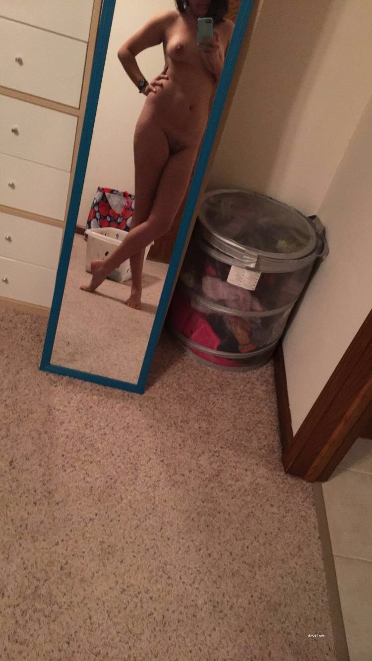 Hot Amateur Girl Fingering Herself - Explicit Solo Masturbation Photos