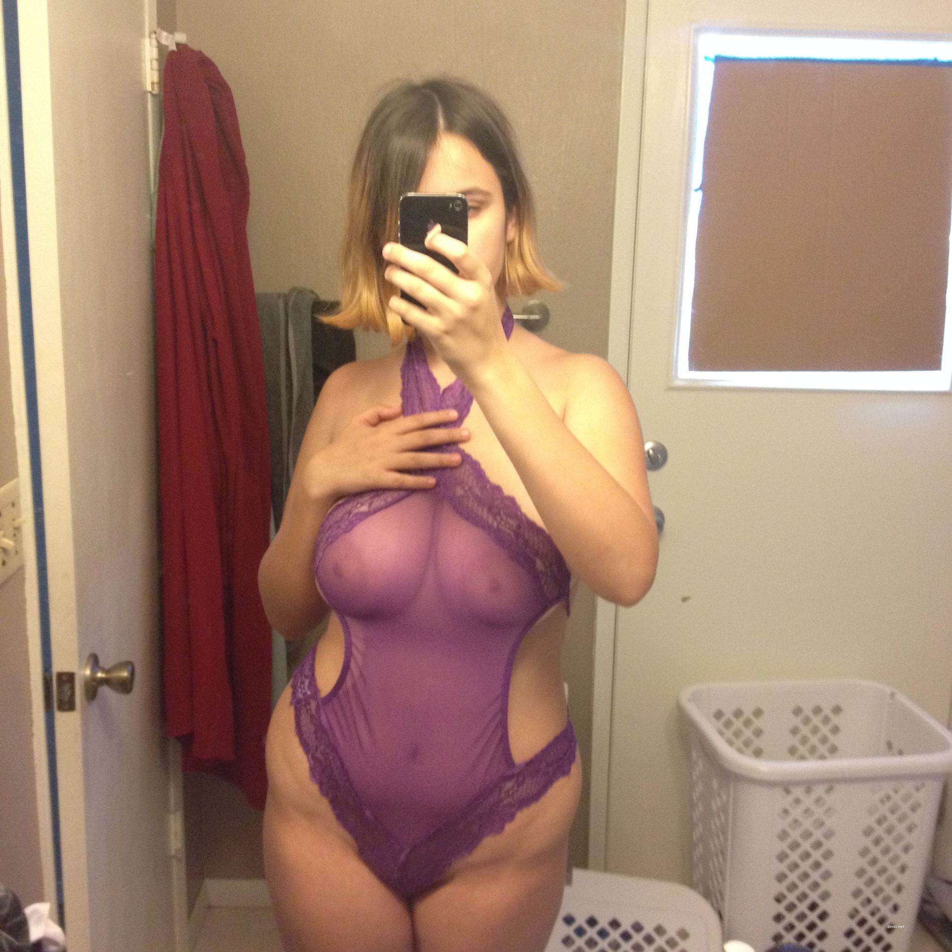 Hot Busty Amateur Selfie: Erotic Photo of Busty Babe