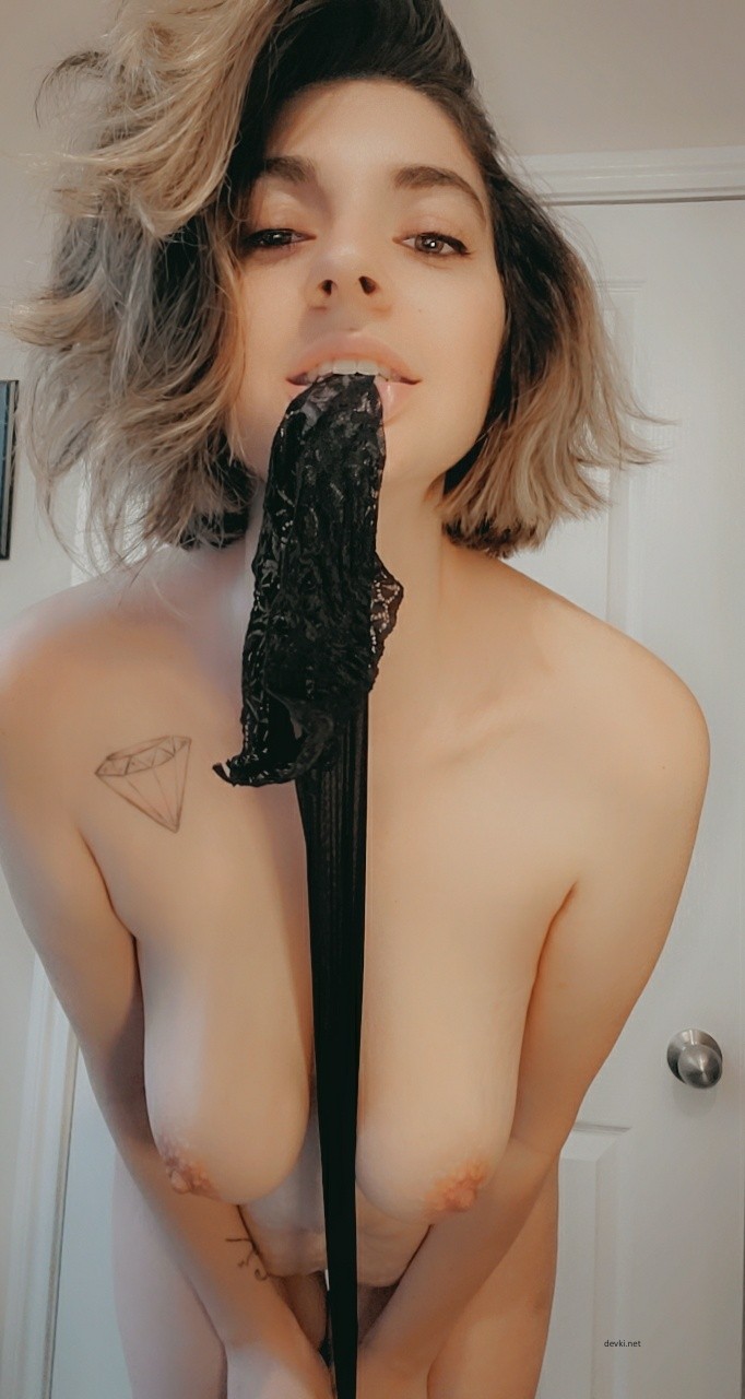 Hot Nude Babe Poses Amateurishly for Explicit Photoshoot