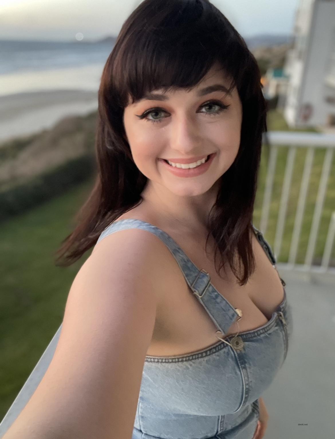 Naked amateur posing after work - explicit nude photo shoot