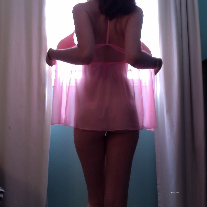 Amateur Strip Tease: Sexy Girl Getting Naked for the Camera