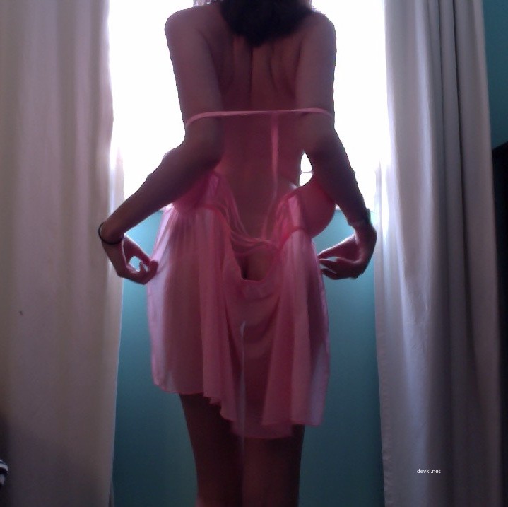 Amateur Strip Tease: Sexy Girl Getting Naked for the Camera