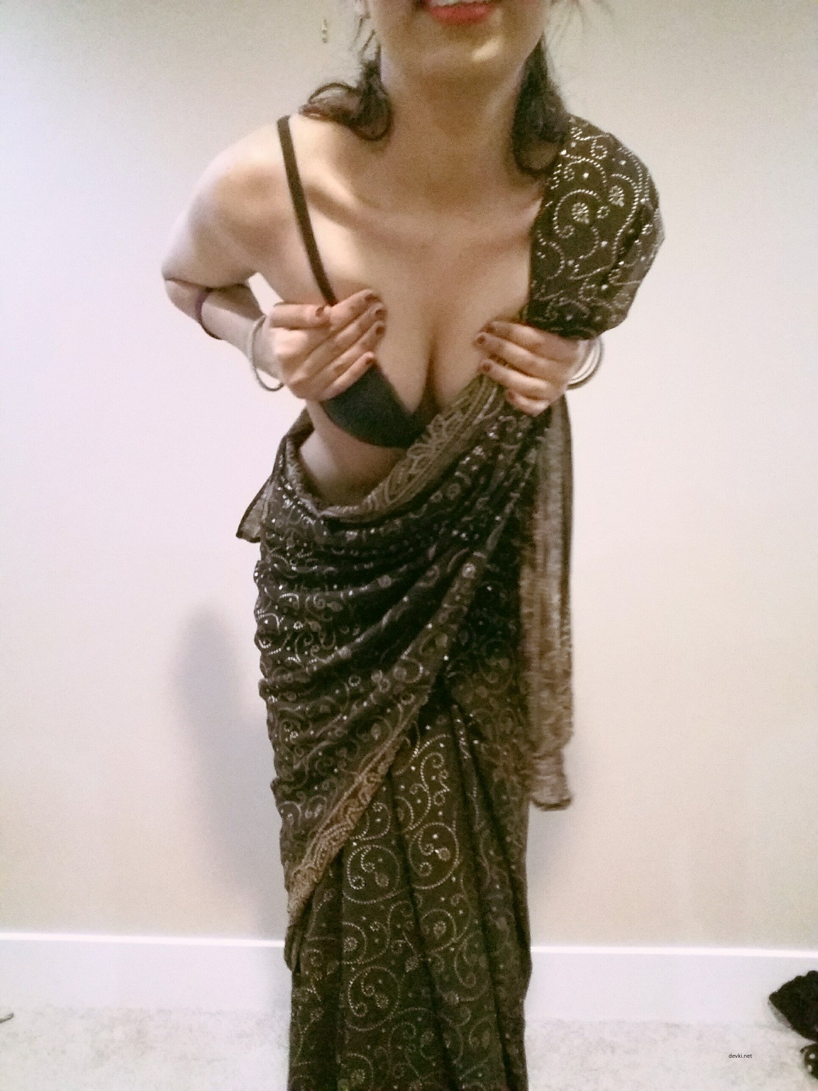 Amateur Photo: Hot Girl in Sari Exposing All - Uncensored!