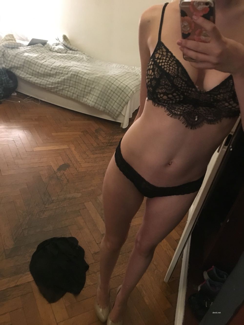 Naked Amateur Poses in Front of Mirror - Explicit Selfie Exposed