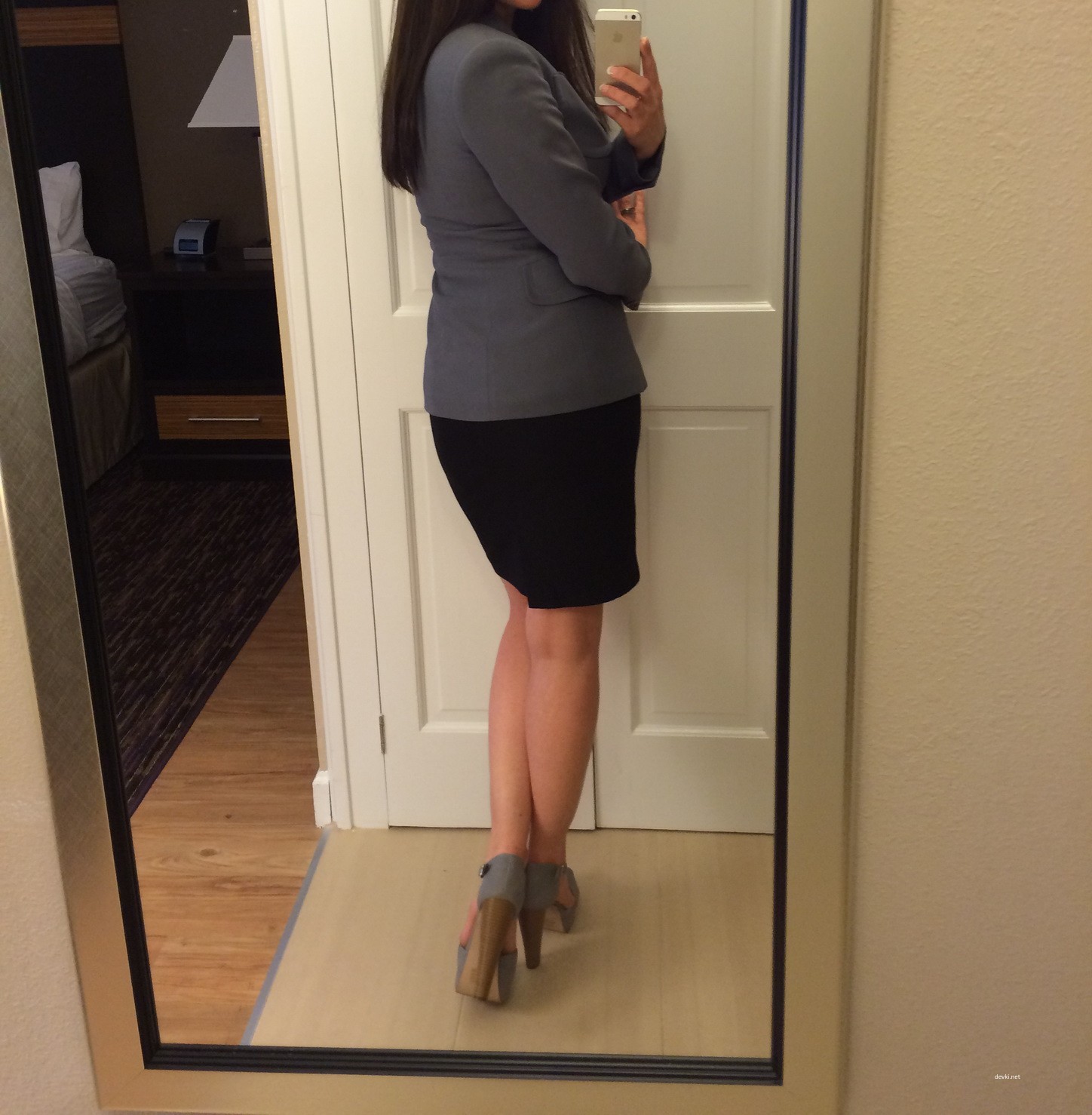 Sultry Businesswoman Poses in Professional Attire - Amateur Explicit Photo