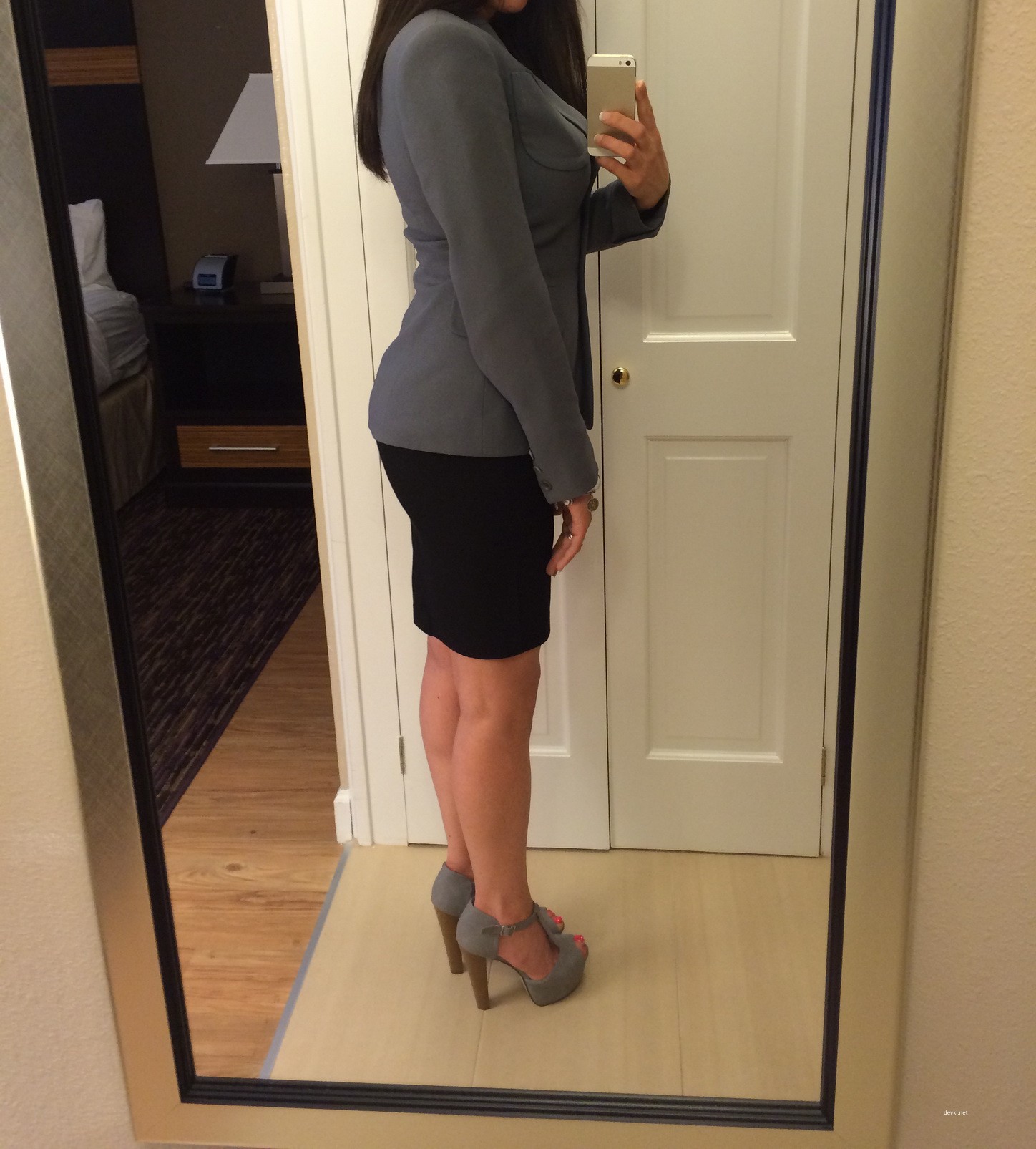 Sultry Businesswoman Poses in Professional Attire - Amateur Explicit Photo