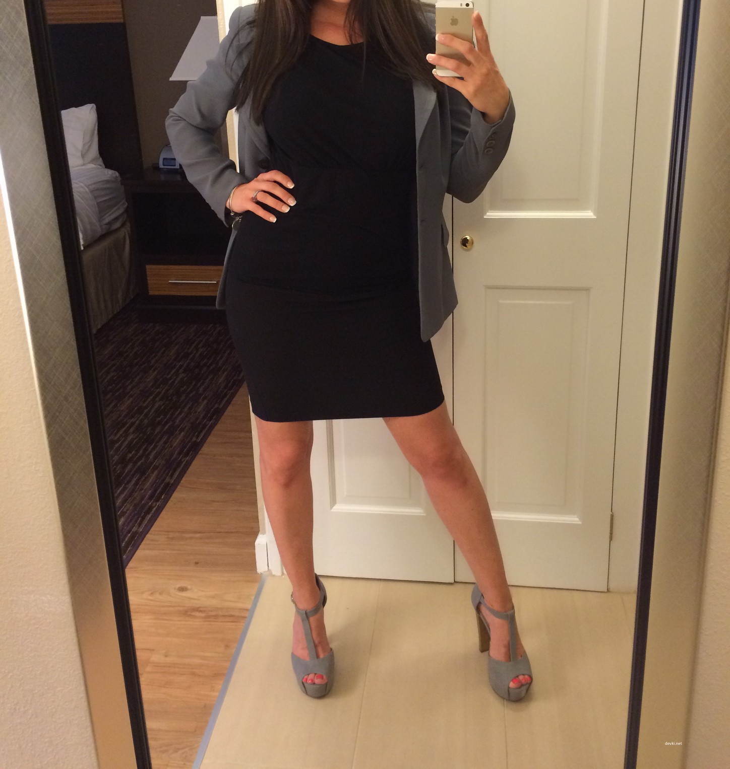 Sultry Businesswoman Poses in Professional Attire - Amateur Explicit Photo