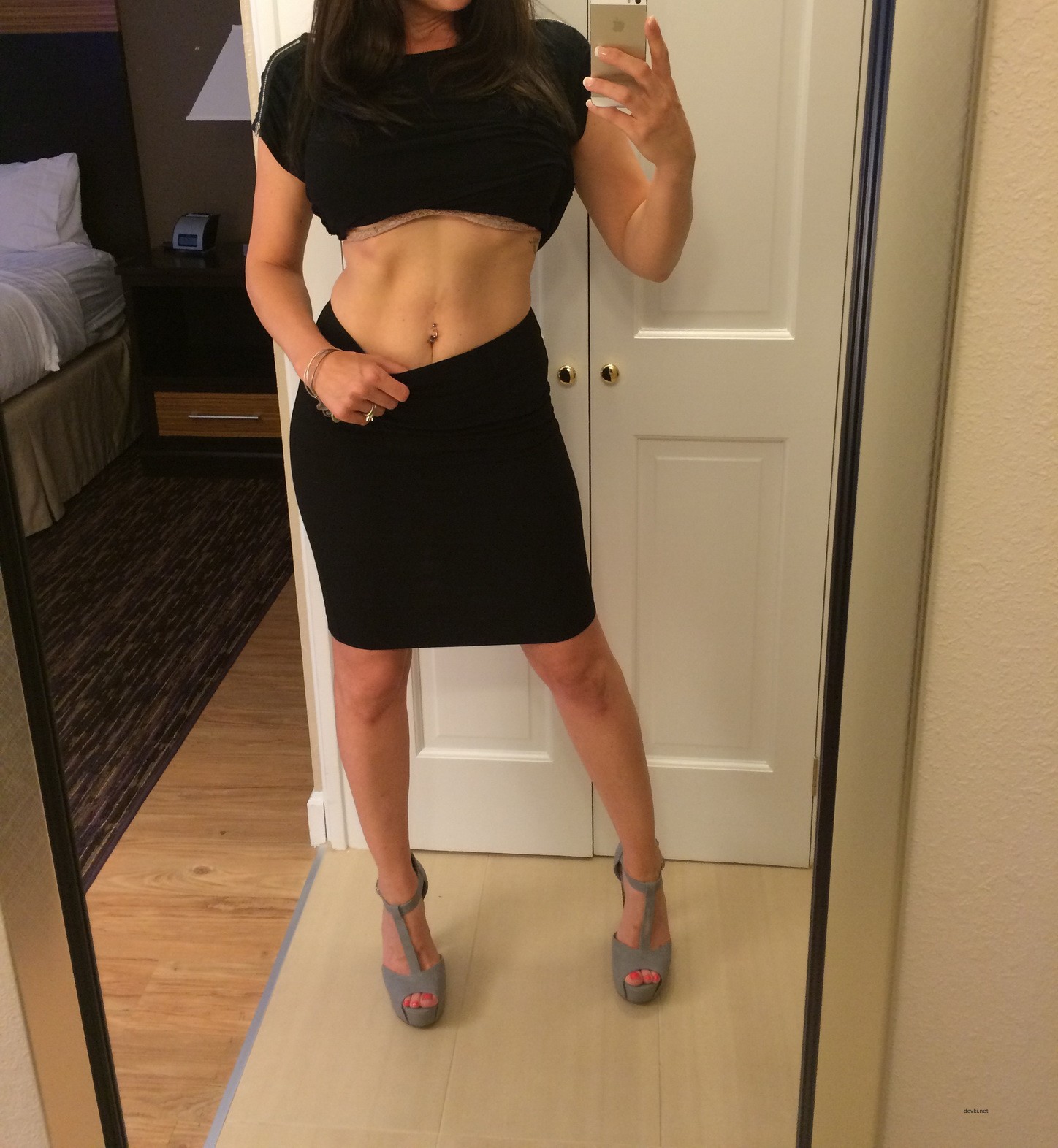 Sultry Businesswoman Poses in Professional Attire - Amateur Explicit Photo
