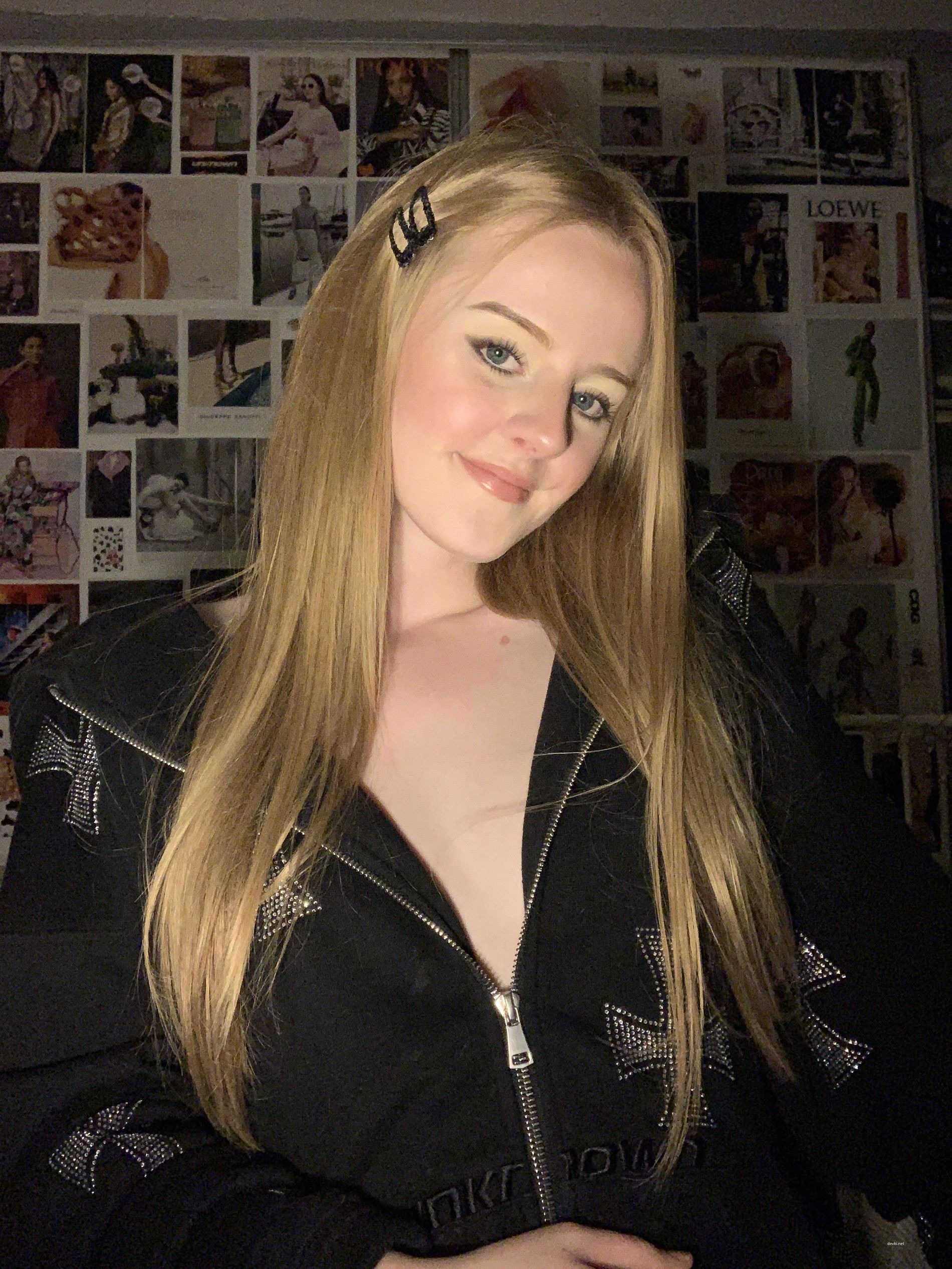 Sexy Skinny Amateur Selfies: Explicit Photos of a Hot Babe